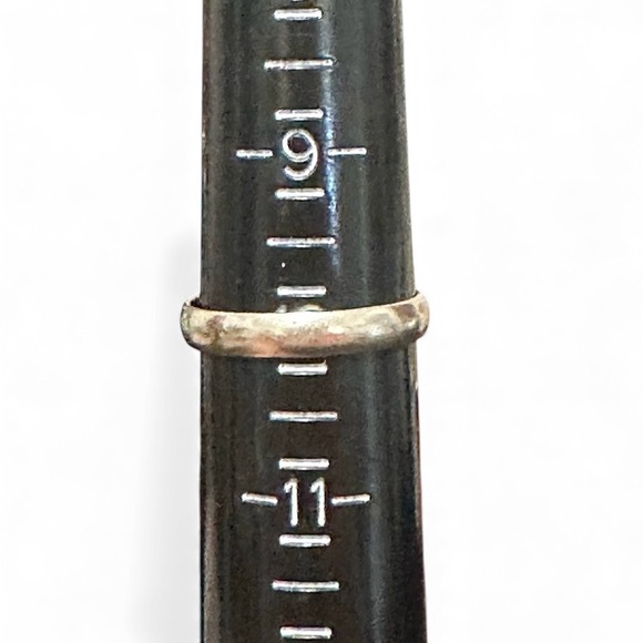 Elegant Labradorite Oval Ring - Picture 6 of 6